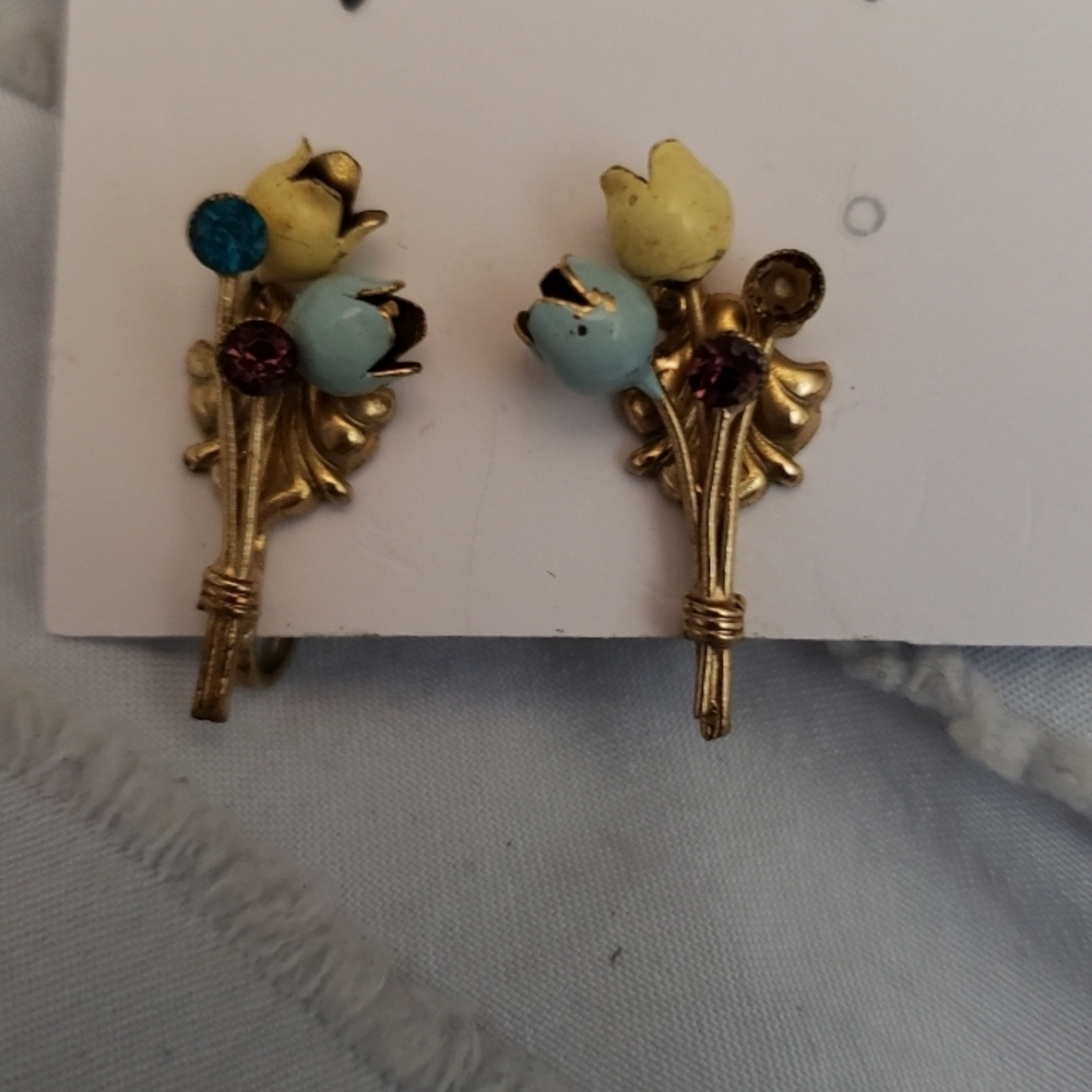 Vintage Floral Gold Tone and Yellow Earrings As Is Missing A Stone Screw On